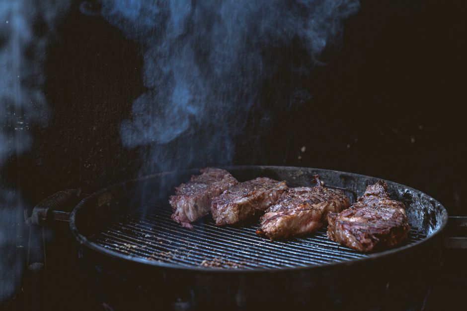 Holzkohlegrill mit Steaks