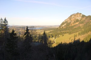 Typische für die Region Pfaffenwinkel ist die hügelige Landschaft, welche geprägt wird durch Wiesen, Wälder, Moore, Seen und Flussläufe. 1)