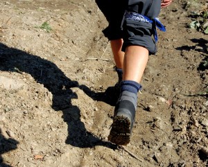 Häufigste Unfall während einer Wandertour: das klassische Verknicken des Knöchel. Trittsicherheit bieten höhere Wanderschuhe, um das empfindliche Gelenk zu schützen. Foto: by-sassi / pixelio.de