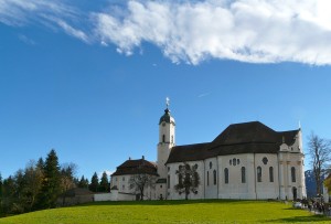 Auch kulturell lässt sich im Pfaffenwinkel einiges entdecken, wie hier die berühmte Wieskirche, einer Wallfahrtskirche in Wies. 2)